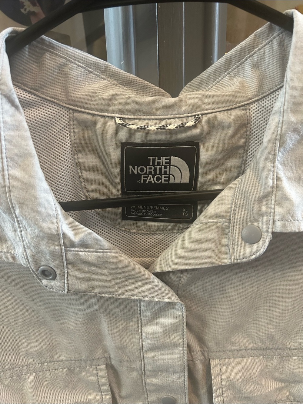 The North Face Women's Utility shirt - Light Gray - Picture 2 of 2